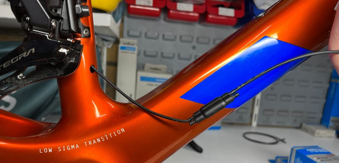 Front derailleur is disconnected, and the wire is plugged into the junction