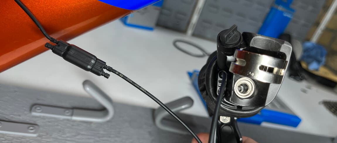 A single shifter connected to a four-port junction