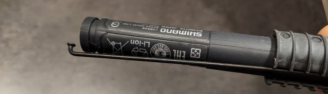 Hook the spoke onto the battery